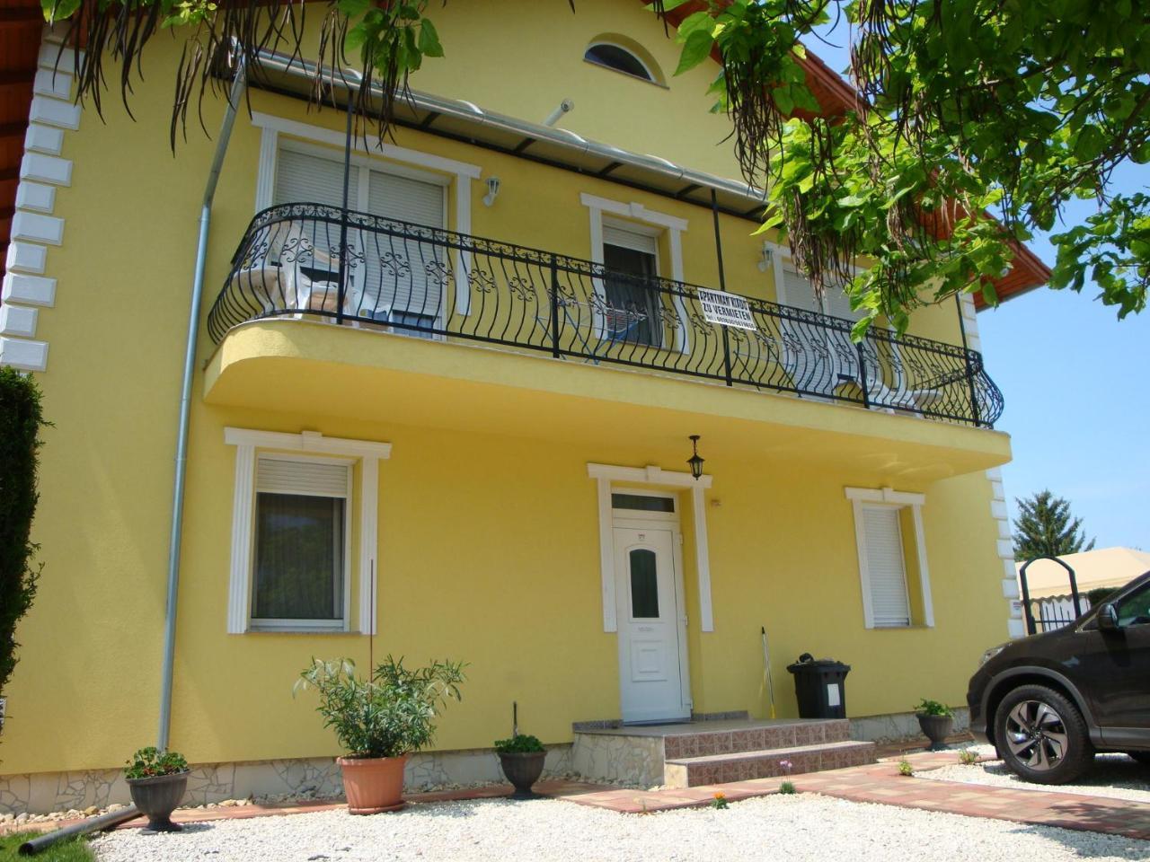 Yellow Apartmanhaz Buk Exterior photo